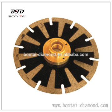 T segment protrude from both side of blade with flange